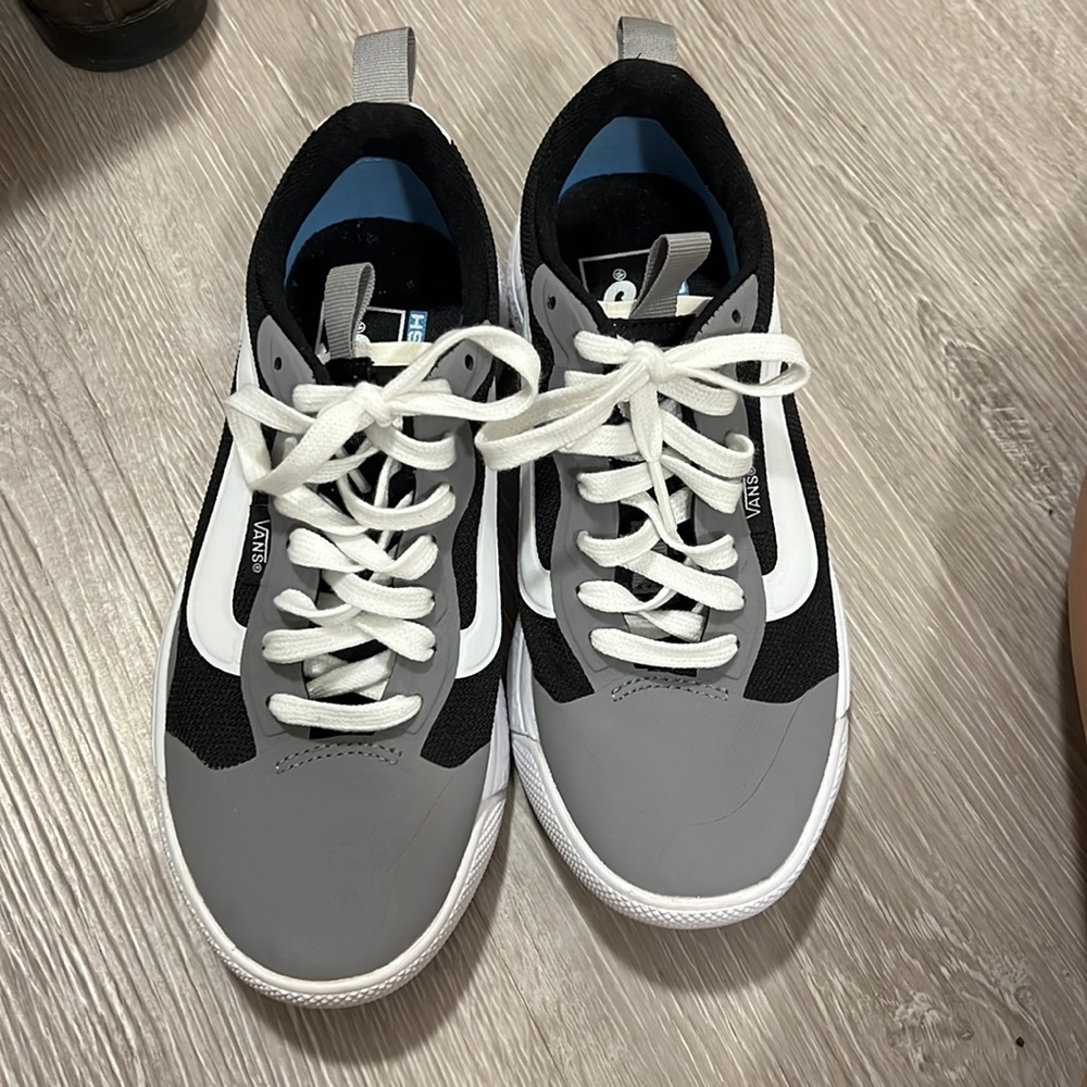 WOMAN’S VANS ULTRACUSH GRAY, BLACK & WHITE SNEAKERS, Size 6